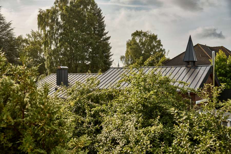 Tysk badeby har fået spir af stål blandt trækroner, Im Kleifeld 17, 29389 Bad Bodenteich, Tyskland